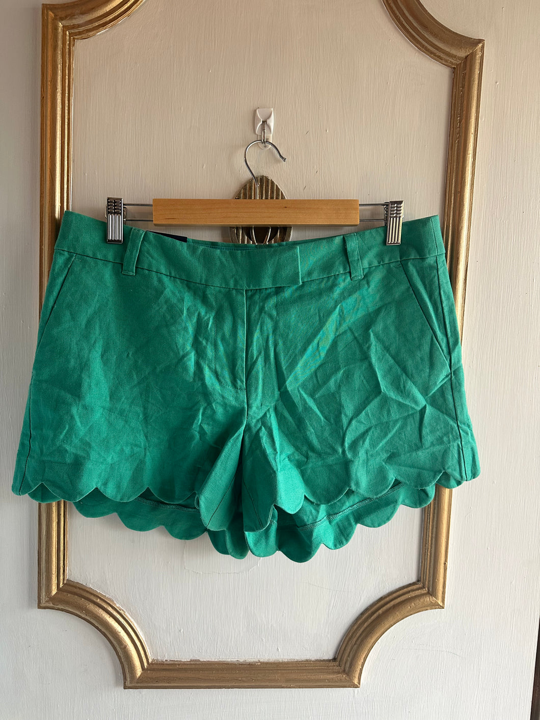 Medium/10 - green scallop shorts